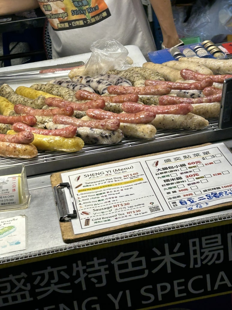 대만식 핫도그? 밥도그? 같은 건데 개인적으로는 소시지만 먹어도 괜찮을 것 같다.