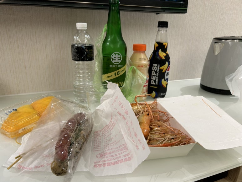망고도 사고 새우도 사 오고 편의점도 털어서 숙소로 돌아왔다.
