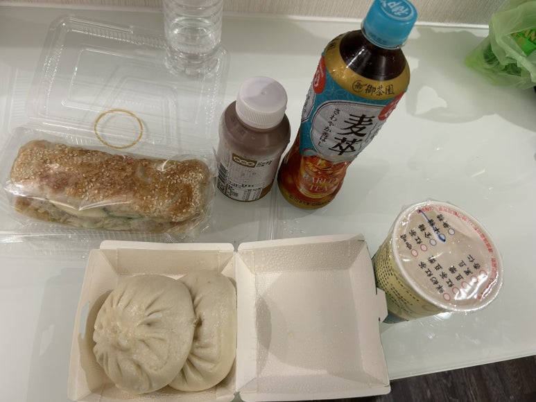 숙소에 돌아와서 아침을 먹었다.