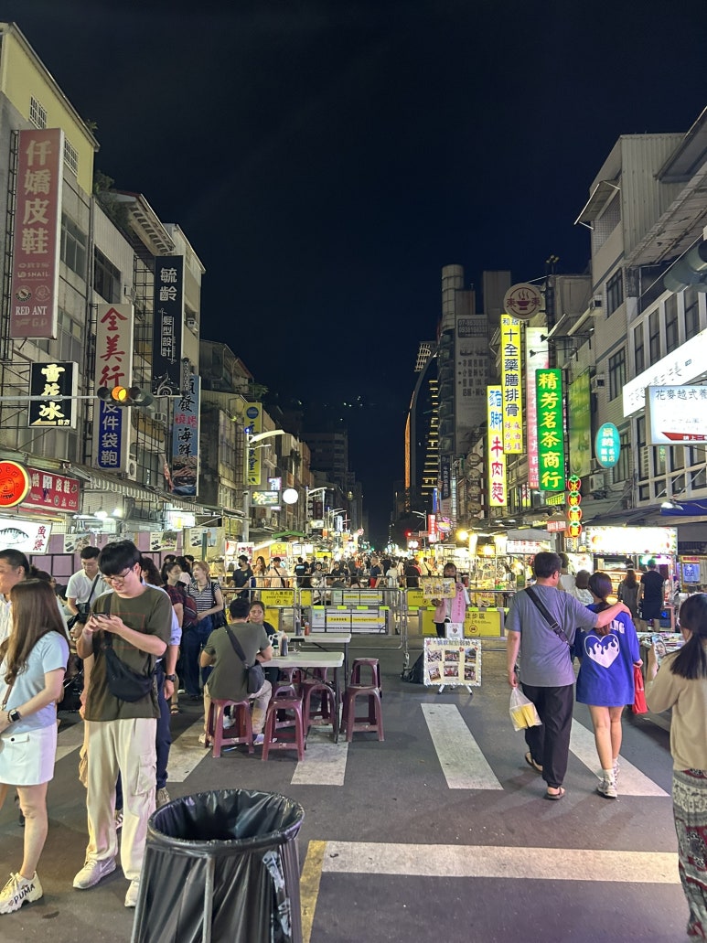 식당에 가는 길에 야시장 쪽을 봤는데 어제보다 사람이 훨씬 많이 있었다.