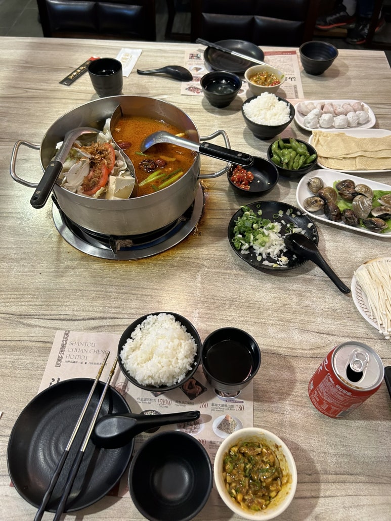 홍탕 백탕 반반 시켜서 먹었다.
