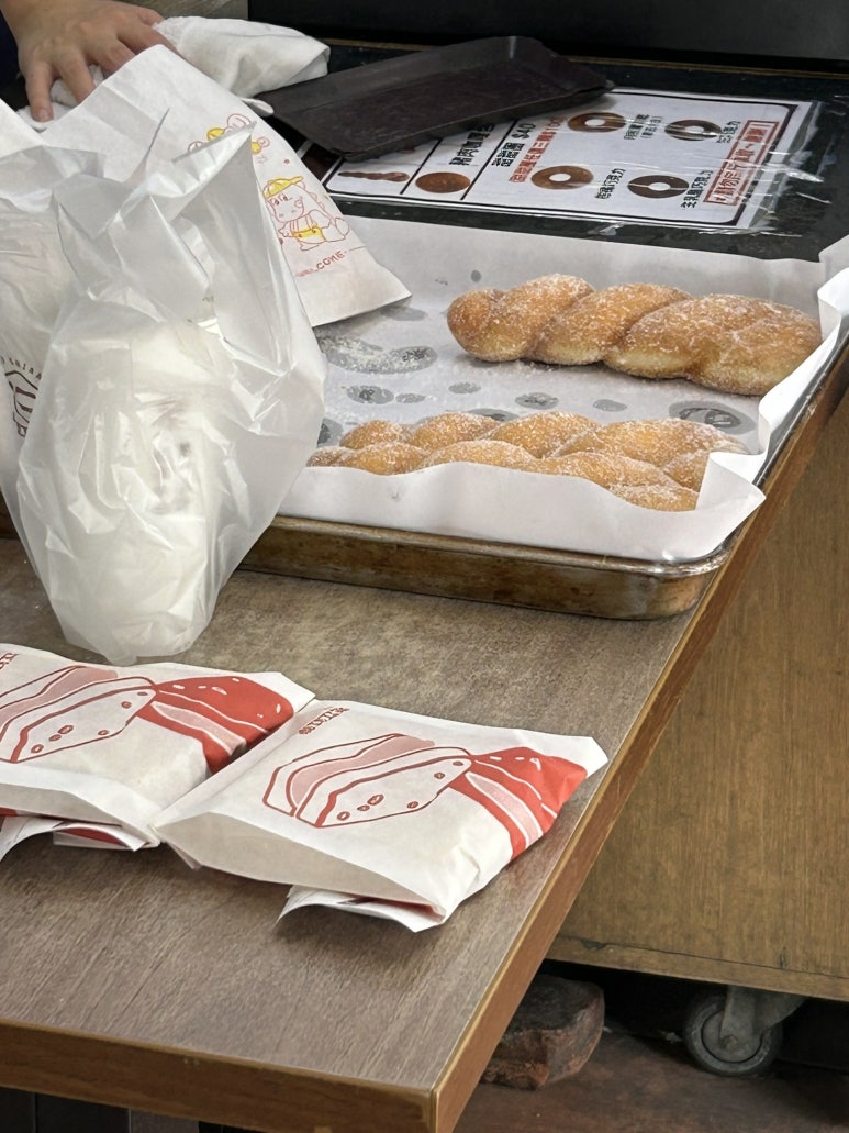 참고로 꽈배기도 팔고 있는데 이것도 개 맛있어 보인다.