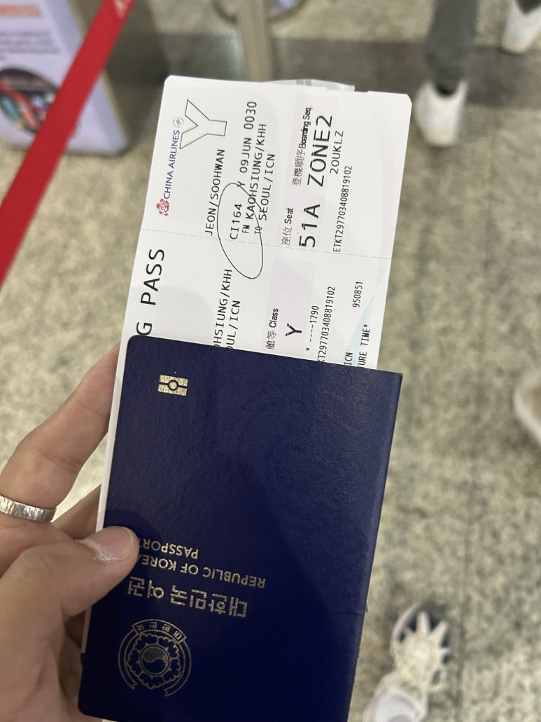 공항 문이 열리고 또 30분 정도 대기를 하고 발권 받고 짐을 먼저 붙였다.