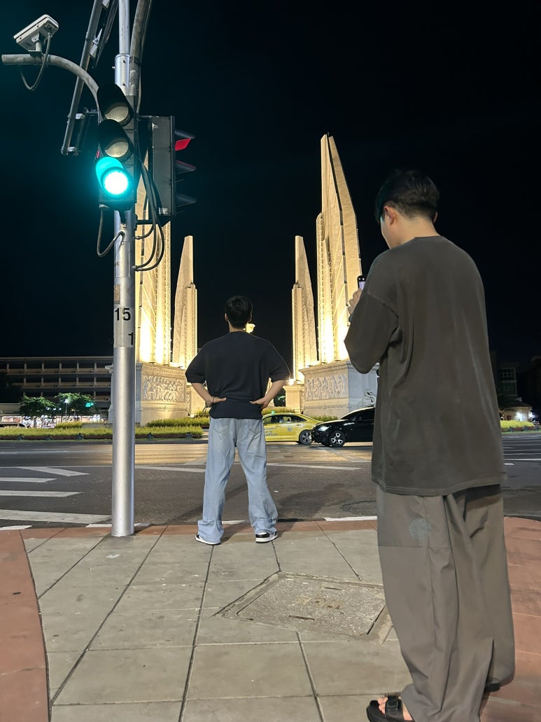 방콕에 도착 후 먼저 도착한 친구를 만나고 바로 택시 타고 방콕 시내로 갔다.