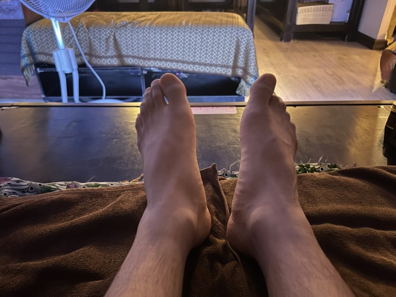 발 마사지까지 조져 주고 숙소로 들어가서 꿀잠 잤다.!