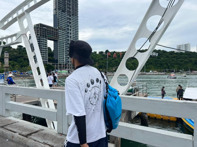 오늘도 모자를 쓰고 나왔다.