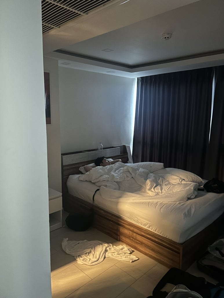 아직 자고 있는 친구를 깨워서 방콕으로 가야 한다.