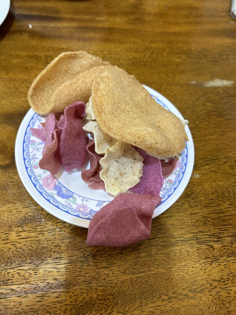 친구가 맛집을 찾아놨다고 해서 식당으로 가고 있었는데 어디서 자꾸 보던 곳이었다.
