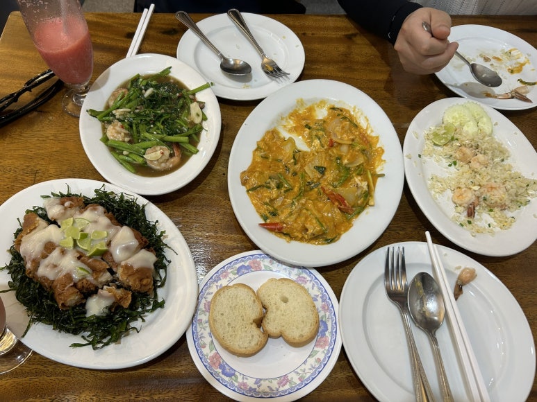 오히려 아는 맛이라서 맛있던 것들을 시켜서 먹었다.