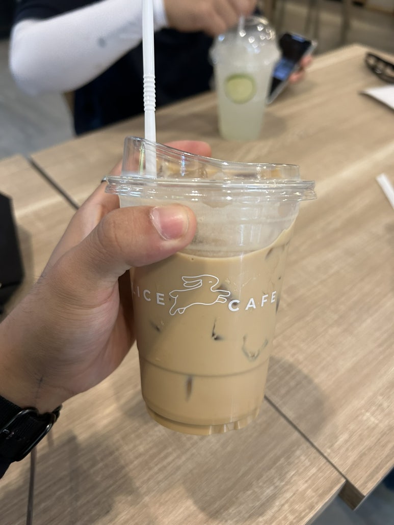 또 더우니 실내 카페로 대피했다.