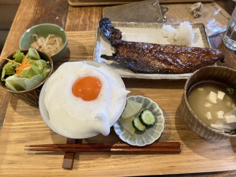 저 계란은 흰자는 머랭을 만들어서 밥 위에 올리고 노른자를 그 위에 올린 거다.