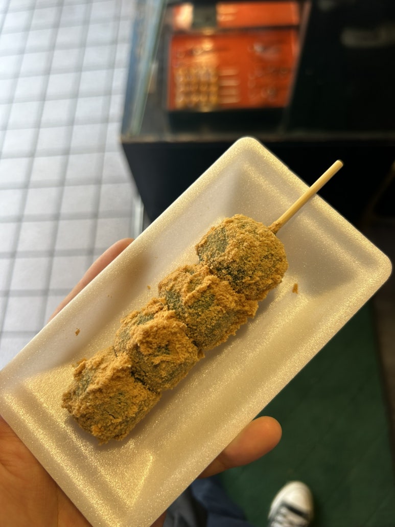그래도 이왕 온 거 핫한 가게에서 또 먹어줘야지