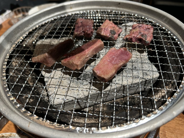 야키니쿠가 맛있긴 했는데 가격이 좀 비싸서 넉넉하게는 먹지 못했고 적당히 요기만 했다.