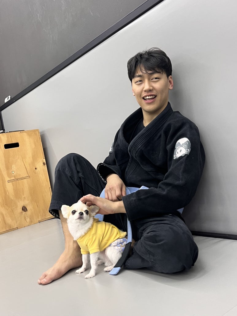 예전에 체육관에 강아지가 놀러 왔는데 너무 귀엽거든요