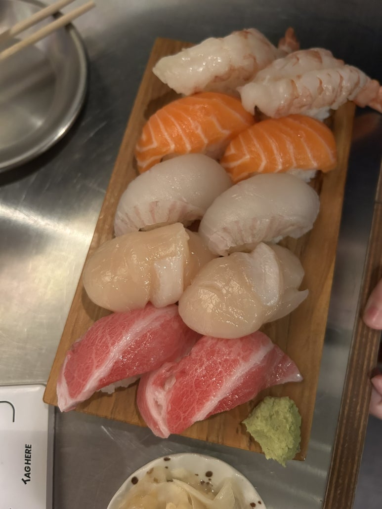 그리고 다양한 친구, 지인들을 만나며 맛집 도장 깨기도 진행 중입니다.