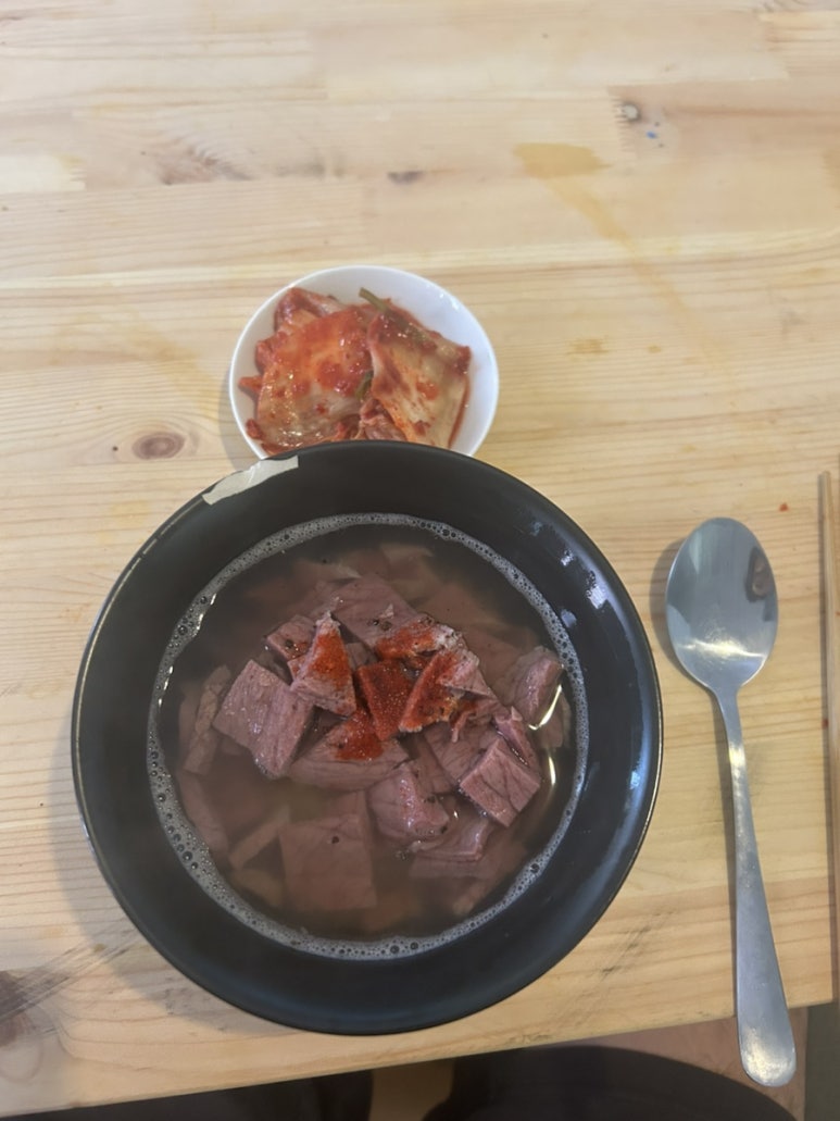 상상만 하던 고기 왕창 국밥을 혼자서 만들어 먹는다던가
