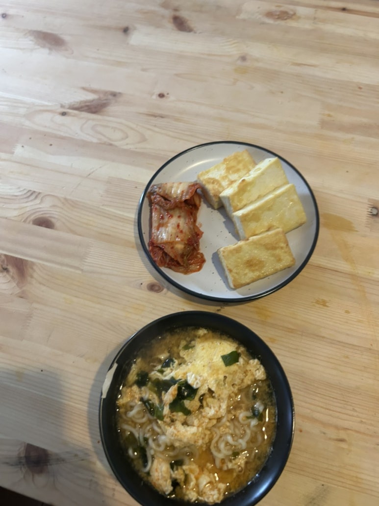 너구리에 계란 왕창에 두부 부침을 해서 김치와 함께 먹는다던가