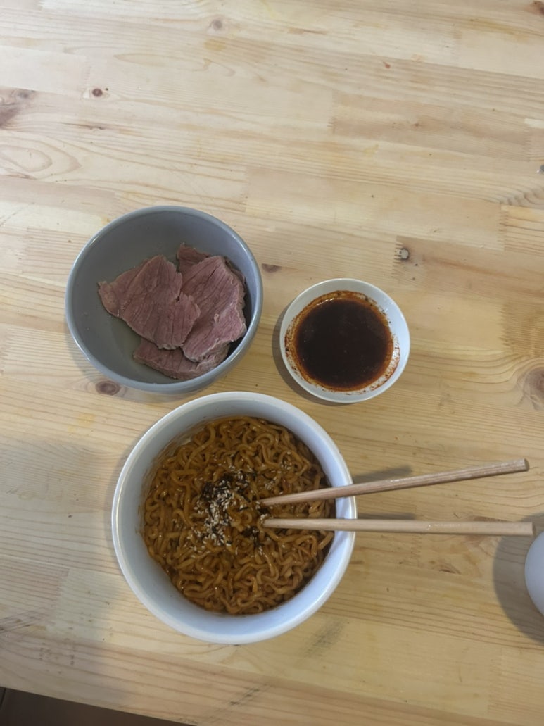 불닭 볶음면에 국밥 만들면서 남겨둔 소고기 수육을 곁들여 먹는다던가