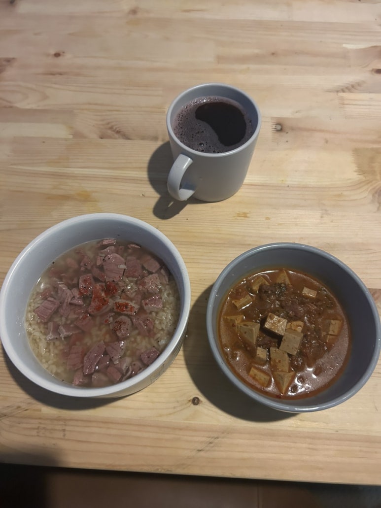 또 소고기 국밥에 된장찌개를 함께 먹는다던가