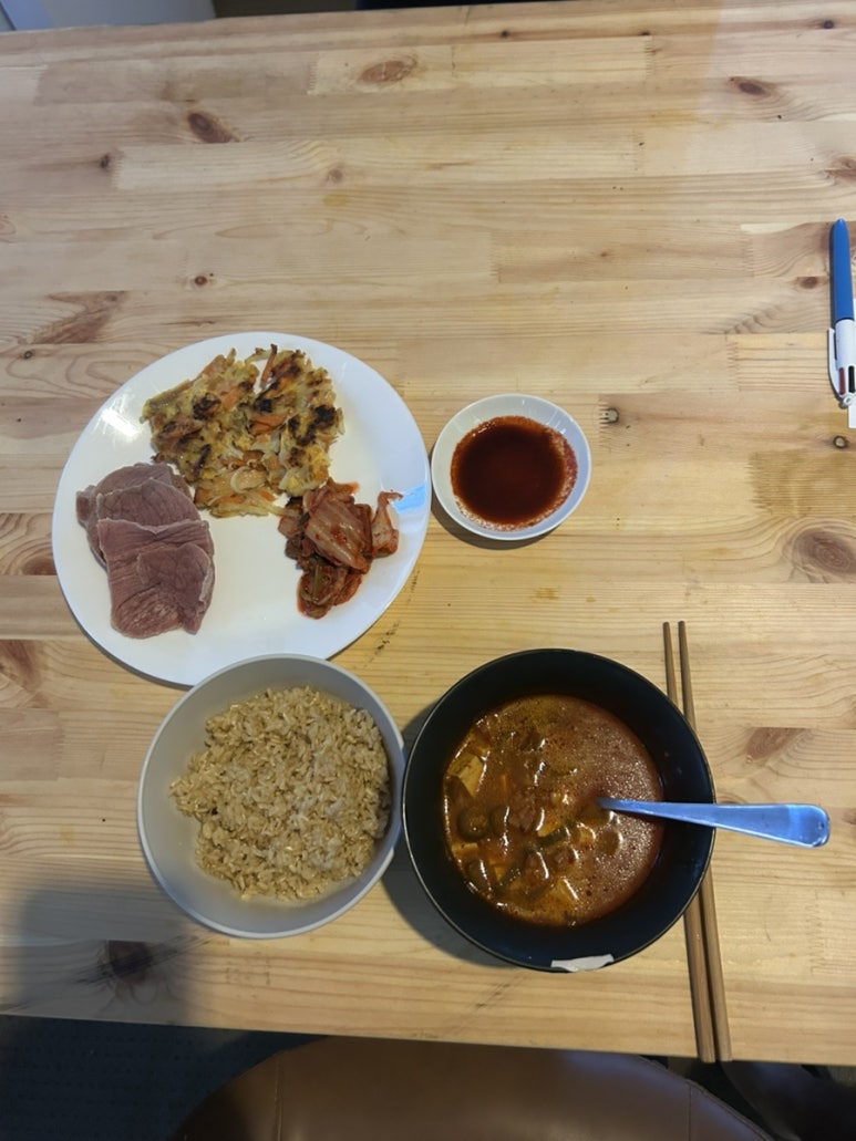 감자 전에 소고기 수육 그리고 된장찌개에 고기를 잔뜩 넣어 먹는가 하면서 왕창 잘 먹고 있어요