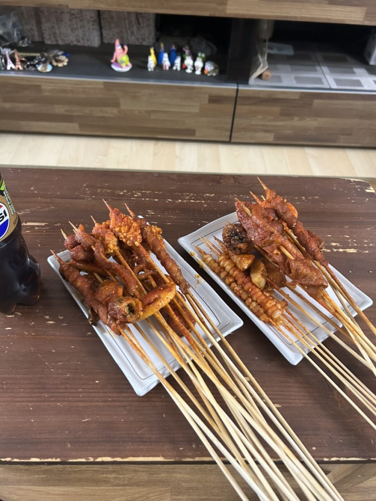 집에 와서 첫 배달 음식은 마라 꼬치에요