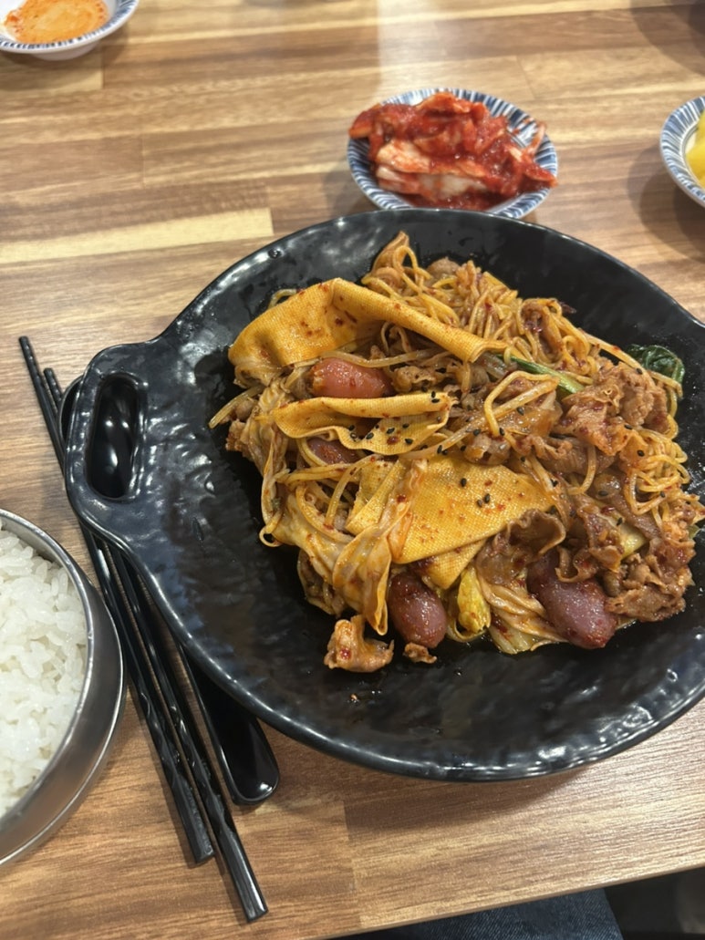 새로 투입된 프로젝트 분들이랑 점심에 마라 샹궈도 먹어주고