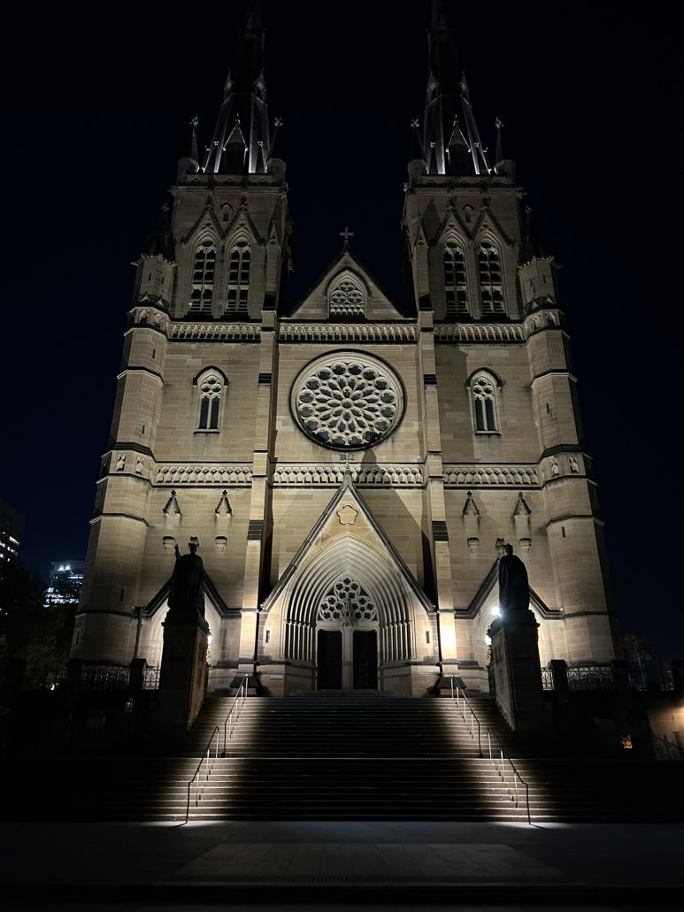 숙소로 돌아가는 길에 세인트 메리 대 성당도 들렸다.