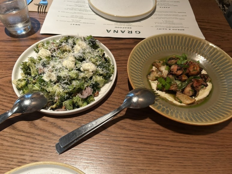 저녁 먹으러 와서 브로콜리 파스타, 문어 구이 시켰는데 문어 구어에서 김치전 맛이 났어요