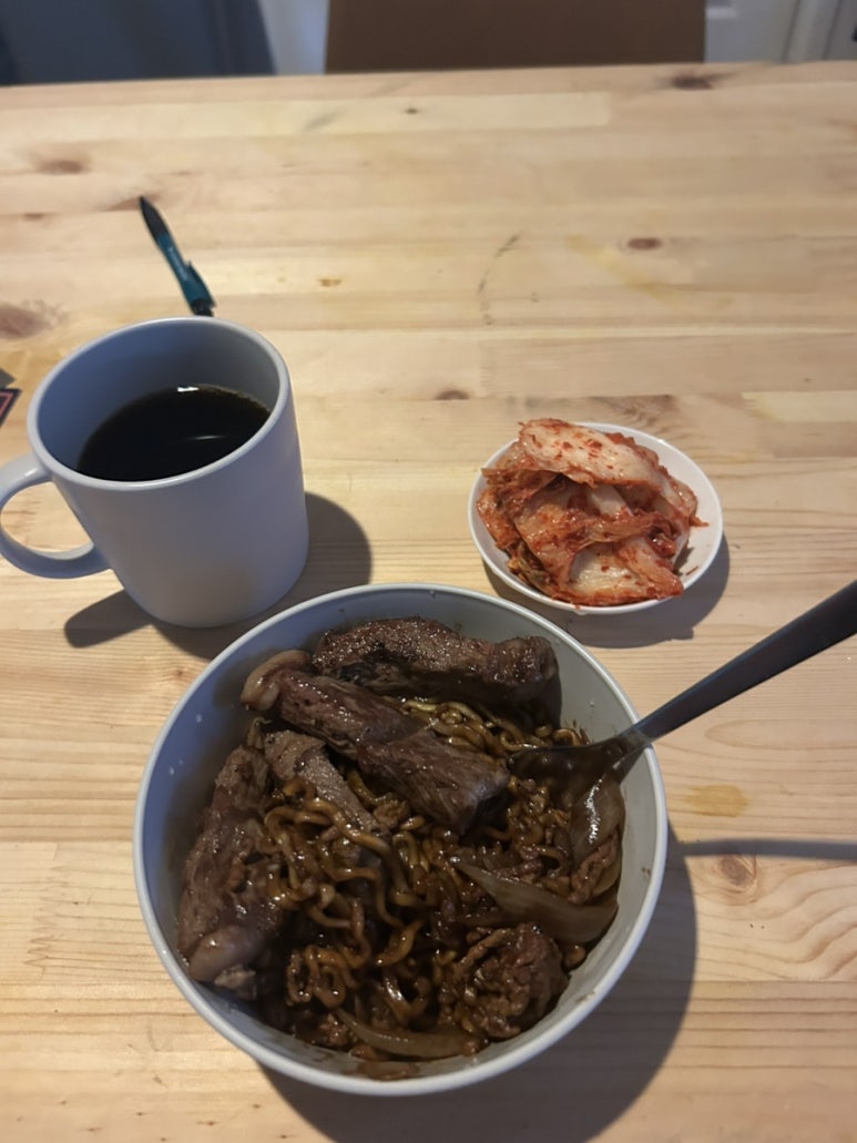 김치랑 짜파게티를 구했기 때문에 의미 없는 시간은 아니었던 걸로