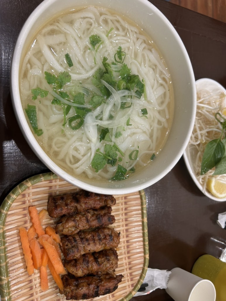 그리고 오늘 전에 호스텔에서 만났던 일본인 친구들과 만났어요 원래는 바다에 가려고 했는데 비가 너무 와서 그냥 동네에서 놀았어요