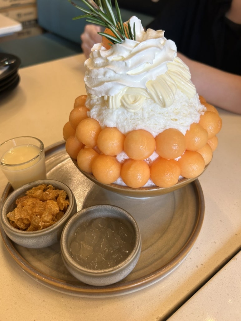 디저트로 태국식 빙수도 먹으러 왔어요