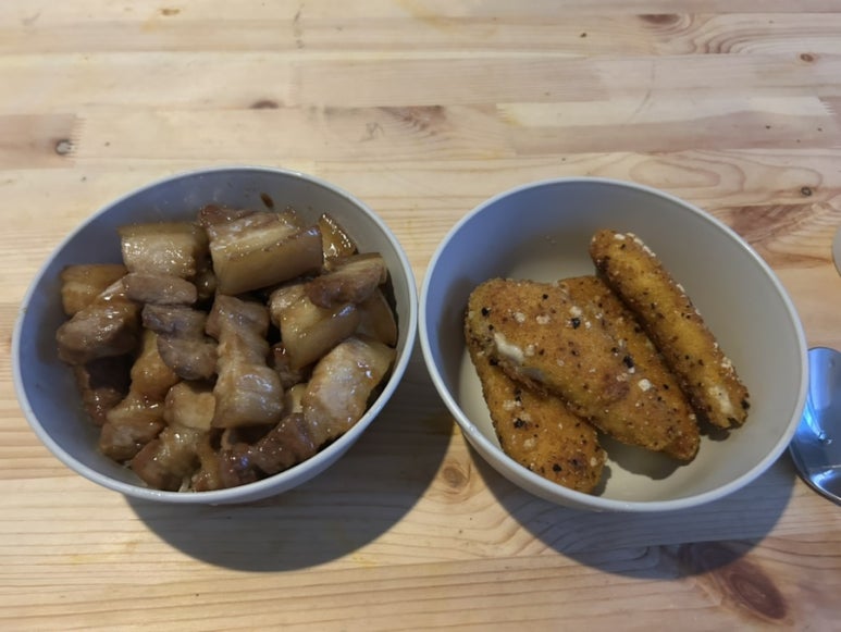 부타동에 치킨 텐더도 먹고 잘 먹고 있어요
