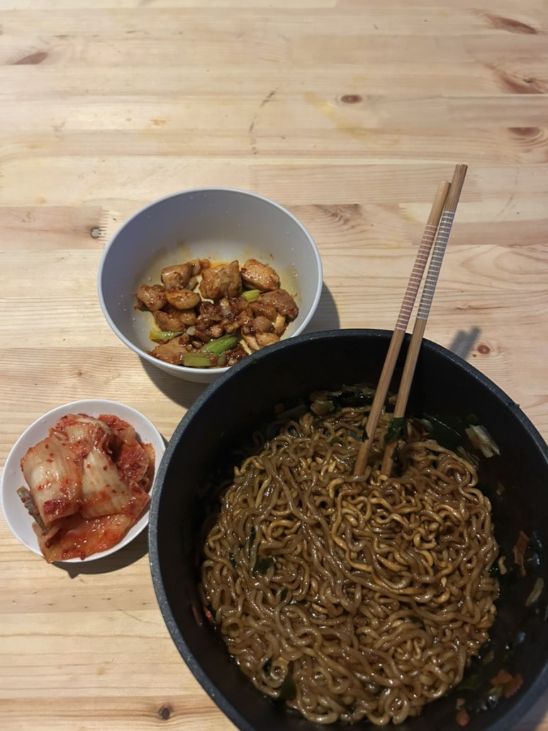 집에 와서 짜파구리도 끓여먹고