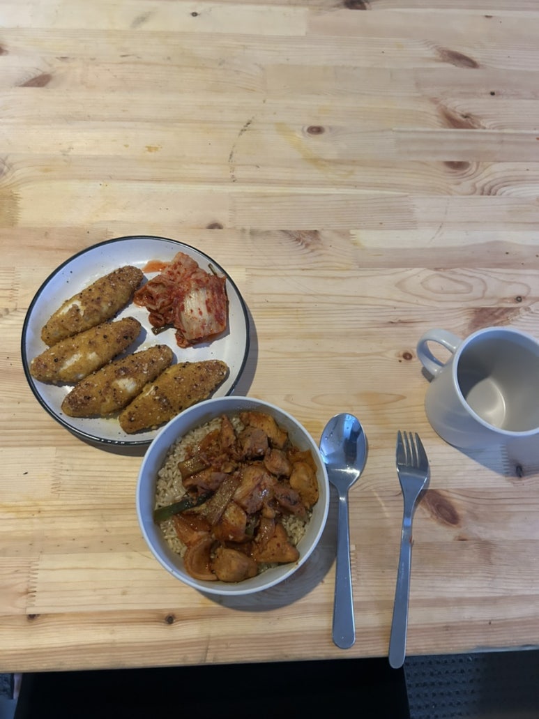 닭볶음탕을 닮은 지코바와 치킨 너겟으로 밥도 또 차려 먹었어요 음식 한 번 하면 3~4일 치를 하니깐 편한 것 같아요