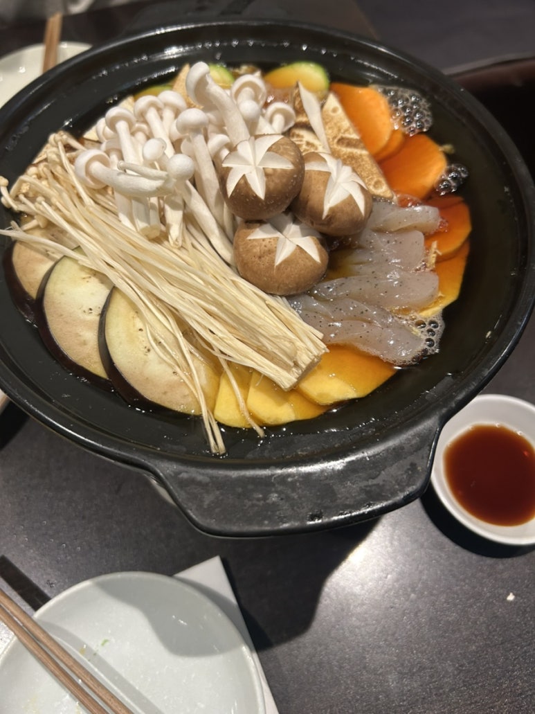 저녁으로는 스키야키랑 스시를 먹으면서 하루를 마무리했어요