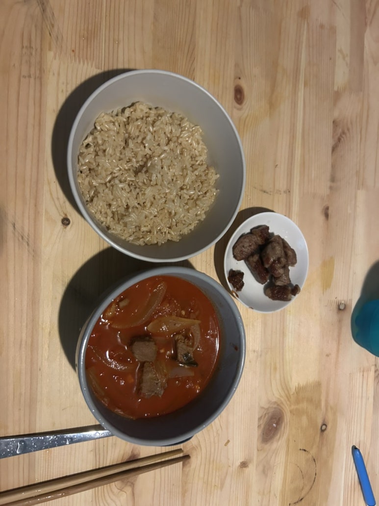 돼지고기 목살 김치찌개 만들어서 저녁 후딱 조지고 계속 침대에서 쉬고 있는데