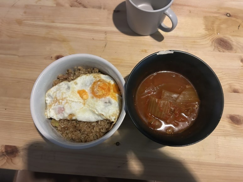 집에서 남은 김치찌개랑 볶음밥 만들어 먹었고