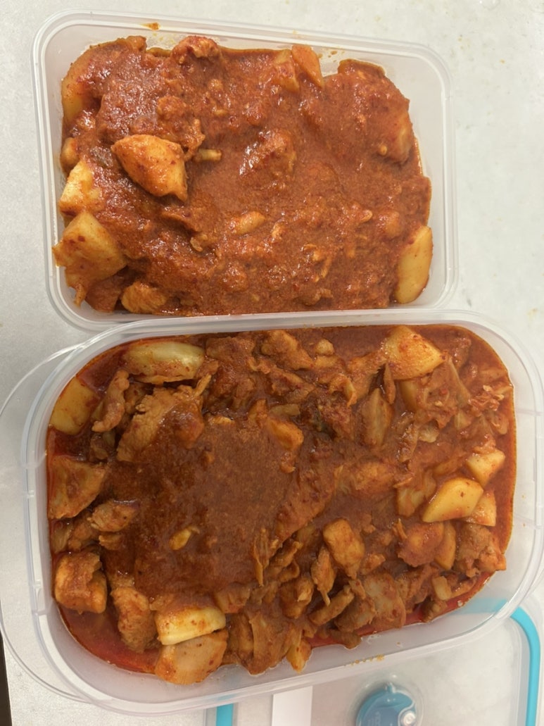그리고 닭갈비를 2주 치를 만들어 놨어요