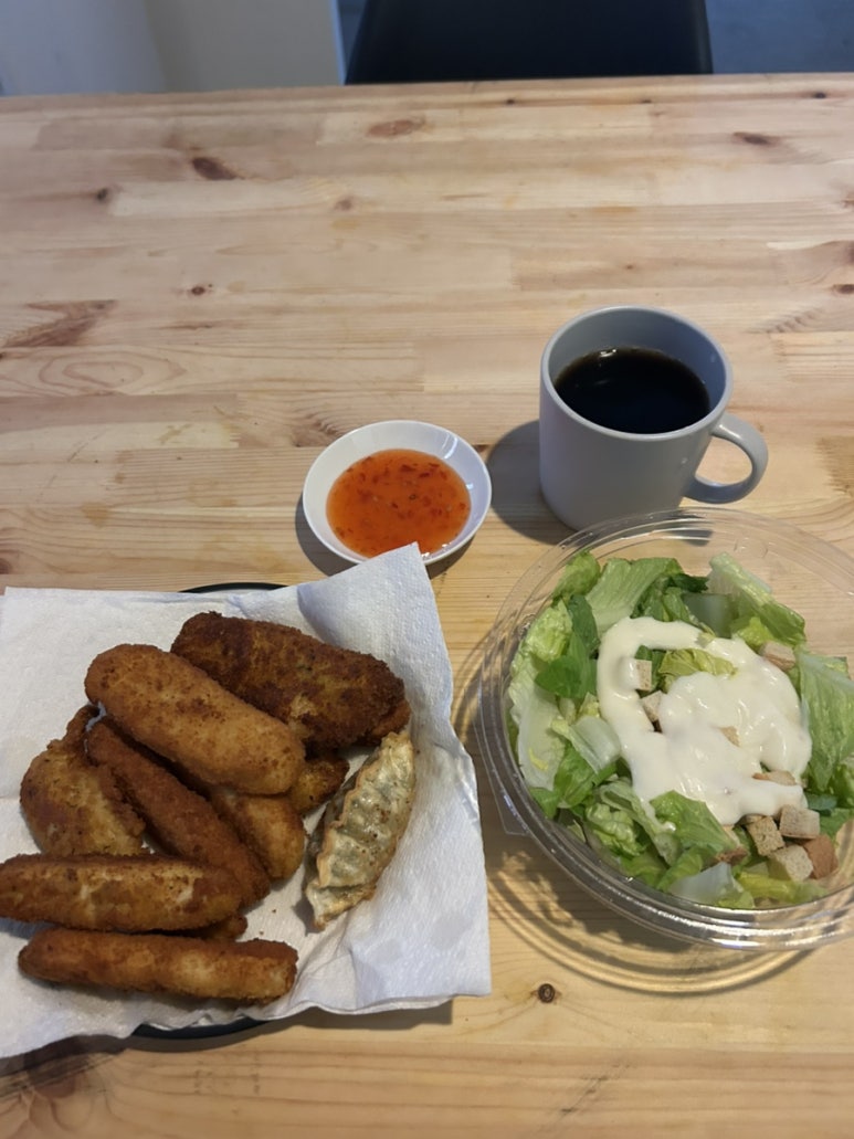 치킨이 먹고 싶어서 마트에 가서 치킨도 사고 샐러드도 사서 먹었어요