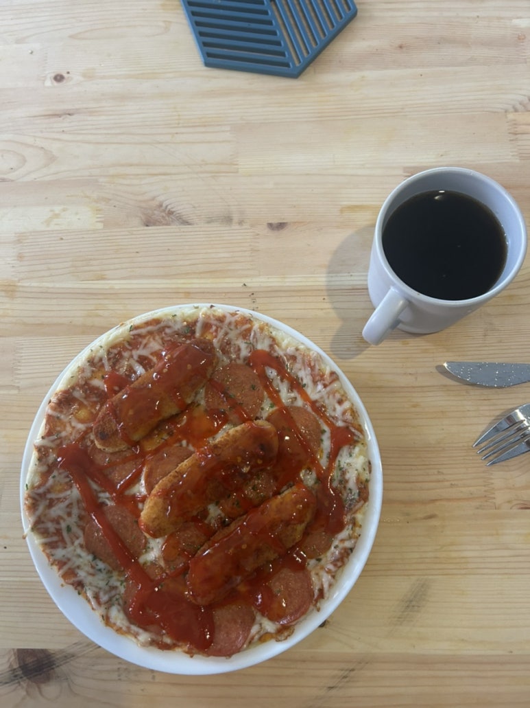 오늘 아침에 남은 치킨이랑 냉동피자로 때웠어요 소스는 스리라차랑 스위트 칠리 소스를 섞어서 뿌려 먹으니깐 느끼하지 않고 맛있었어요