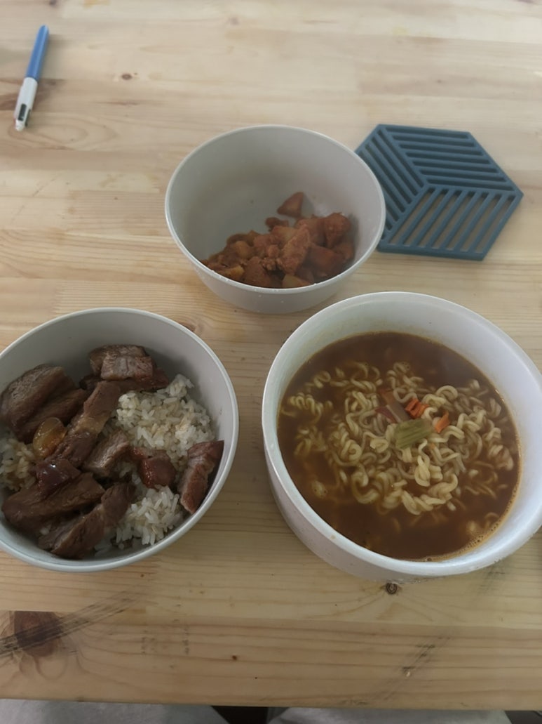 요즘 집에서 밥 먹을 때 면 항상 라면을 같이 먹어요