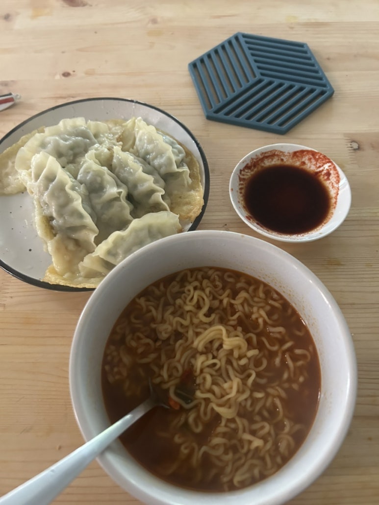 라면 만 먹을 때는 사이드로 만두를 잔뜩 추가해서 먹었어요