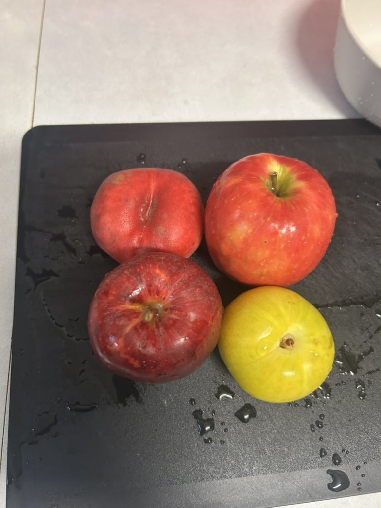 아주 가끔은 과일도 사다가 먹어요