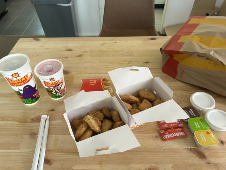 맥 너깃이랑 쿠폰 사용해서 프로즌 음료 1 달러에 주문하고 클래식 앵거스 세트를 샀어요!