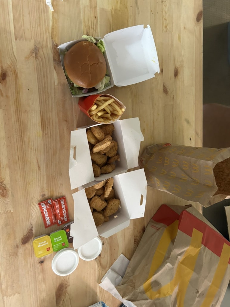 햄버거를 안 넣어줘서 개 빡친 상태로 차 타고 맥카스로 달려갔어요