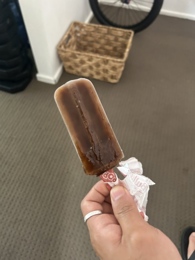가끔 간식으로 아이스크림도 먹어주고 있어요