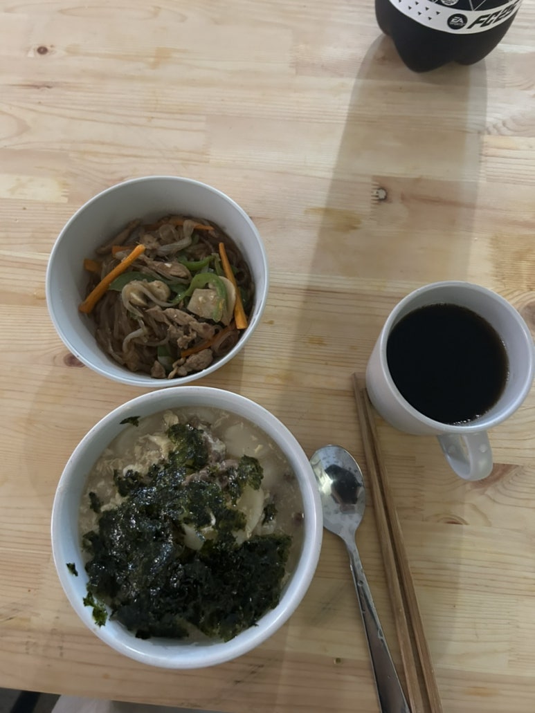 다 만들고 잡채랑 떡국이랑 저녁을 먹었어요