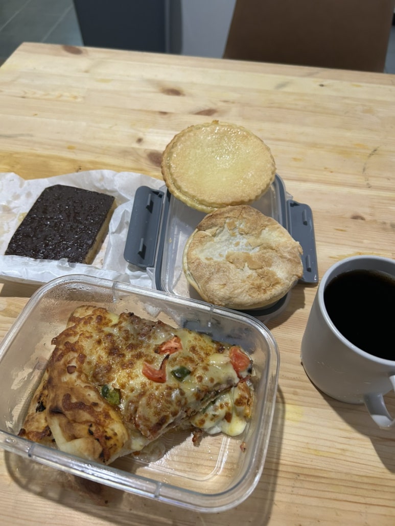 전에 떡볶이를 좀 많이 해서 같은 공장 다니는 한국 분한테 드리니 보답으로 피자를 받았어요