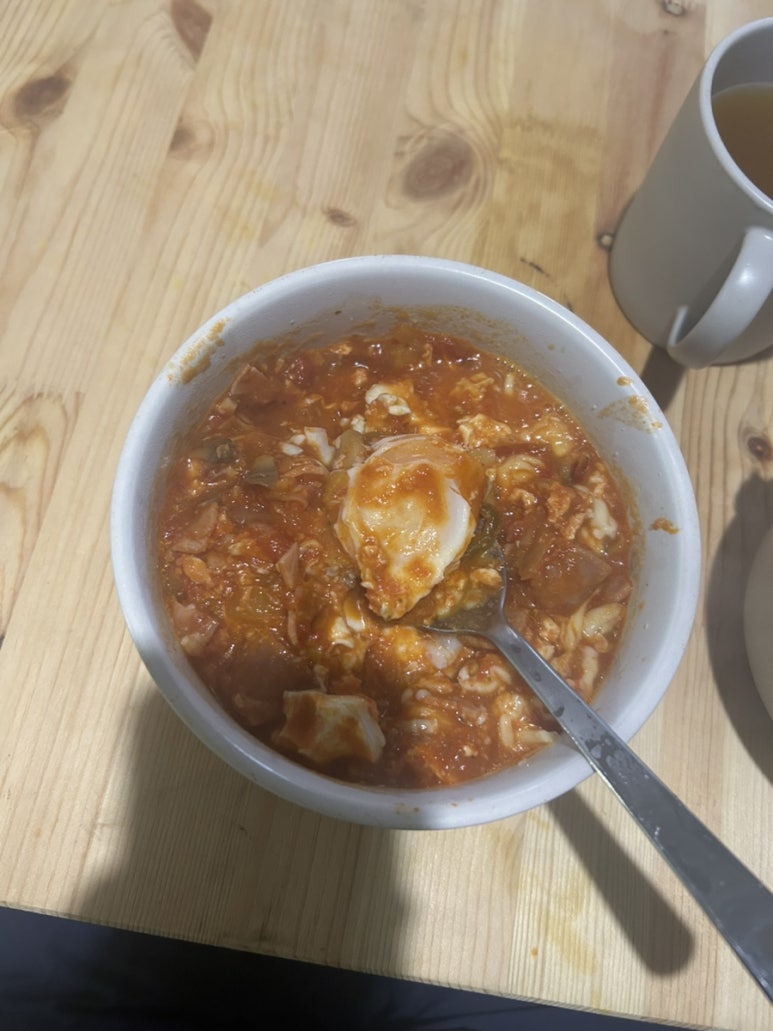 요렇게 안에 뒤져보면 계란이 있어요