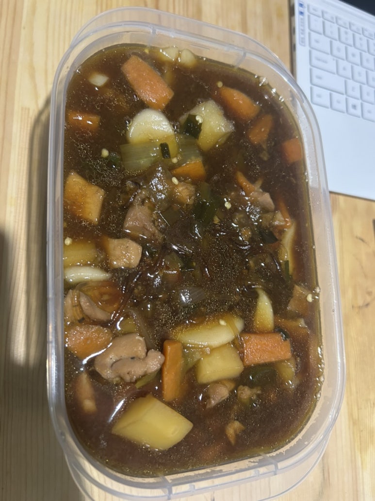 이렇게 통에 담아두고 두고두고 먹을 생각이었는데